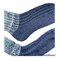 Wollsocken handgestrickt, Socken in Gr. 42/43 mit einem Mini Zopfmuster in Blautöne, Haussocken, Kuschelsocken Bild 5