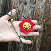 Lesezeichen Blumenkind Blümchen mit lachendem Gesicht mit langem Band aus Baumwolle gehäkelt Bild 1