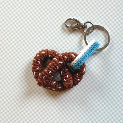 Schlüsselanhänger Taschenbaumler Brezel mit blau-weißem Band Trachtenschmuck aus Baumwolle gehäkelt mit Karabiner