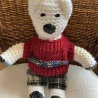 Hübscher, kleiner Bär sucht ein neues Zuhause, Bär mit rotem Pullover und karierter Hose, Bär handgestrickt Bild 1