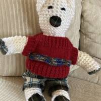 Hübscher, kleiner Bär sucht ein neues Zuhause, Bär mit rotem Pullover und karierter Hose, Bär handgestrickt Bild 2