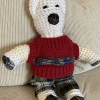 Hübscher, kleiner Bär sucht ein neues Zuhause, Bär mit rotem Pullover und karierter Hose, Bär handgestrickt Bild 3