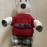 Hübscher, kleiner Bär sucht ein neues Zuhause, Bär mit rotem Pullover und karierter Hose, Bär handgestrickt Bild 5