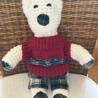 Hübscher, kleiner Bär sucht ein neues Zuhause, Bär mit rotem Pullover und karierter Hose, Bär handgestrickt Bild 6