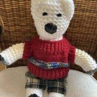 Hübscher, kleiner Bär sucht ein neues Zuhause, Bär mit rotem Pullover und karierter Hose, Bär handgestrickt Bild 7