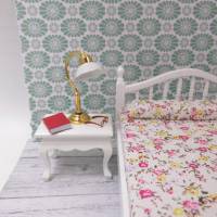 Miniatur Bett mit Matratze  und Nachttische für das Puppenhaus oder zur Dekoration oder zum Basteln - Puppenhaus Bild 2