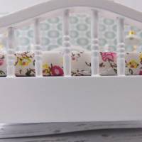 Miniatur Bett mit Matratze  und Nachttische für das Puppenhaus oder zur Dekoration oder zum Basteln - Puppenhaus Bild 4