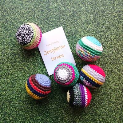Dreier-Set Jonglierbälle Zero Waste gehäkelt mit Kirschkernen Motorikspiel mit Kurzanleitung Jonglieren lernen