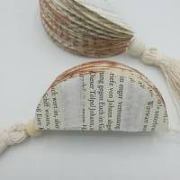 Dekorativer Papier-Kugel-Hänger mit Baumwollquast 2er-Set aus alten Büchern Bild 5