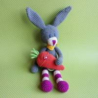 Hase Kuschelhase Bunny mit frecher Ringelhose und Halstüchlein mit Karotten-Rucksack aus Baumwolle gehäkelt Bild 1
