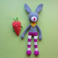 Hase Kuschelhase Bunny mit frecher Ringelhose und Halstüchlein mit Karotten-Rucksack aus Baumwolle gehäkelt Bild 2