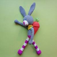 Hase Kuschelhase Bunny mit frecher Ringelhose und Halstüchlein mit Karotten-Rucksack aus Baumwolle gehäkelt Bild 3