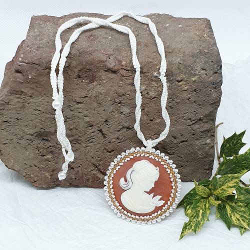 „Antike Verführung“ – Handgefertigte Kamee-Halskette in Naturweiß & Terrakotta