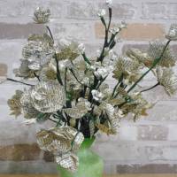 Papierblumen - ein Strauß aus Strauchrosen // Blumen aus alten Buchseiten // Geschenkidee // Blumenstrauß // Papierblüte Bild 6