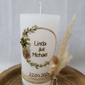 Hochzeitskerze Rustik weiß groß - mit Blütenkreis gold, taupe und olive mit Pampasgras Bild 2