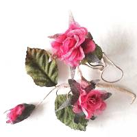 Duftiger Rosenzweig mit 3 Blüten, rosarot, als Deko auf einer Geschenkverpackung Bild 1