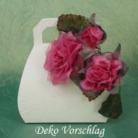 Duftiger Rosenzweig mit 3 Blüten, rosarot, als Deko auf einer Geschenkverpackung Bild 2