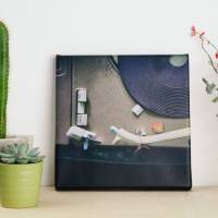 Schallplattenspieler in einem verlassenen Haus Leinwand Fotografie 20 x 20 cm Bild 1