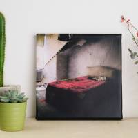 rotes Bett in einem verlassenen Haus Leinwand Fotografie Wandgestaltung 20 x 20 cm Bild 1