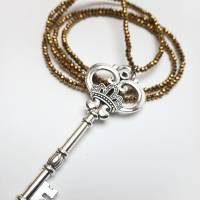Halskette aus Glasperlen mit XXL Schlüssel Anhänger Farbe gold Perlen Kette Perlenkette handmade Halskette lang Bild 1