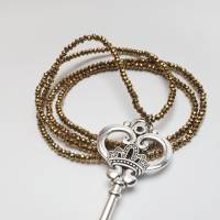 Halskette aus Glasperlen mit XXL Schlüssel Anhänger Farbe gold Perlen Kette Perlenkette handmade Halskette lang Bild 3