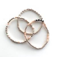 3er-Set flexible Armbänder, mit modischen Details, rosegold, peach, weiß, schwarz Bild 2