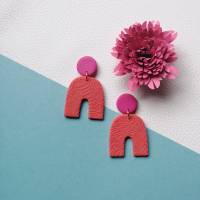 Moderne Ohrringe Koralle Pink, Retro Ohrringe Orange, Polymer Ohrringe in Bogenform, bunter Modeschmuck Bild 2