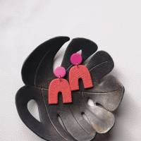 Moderne Ohrringe Koralle Pink, Retro Ohrringe Orange, Polymer Ohrringe in Bogenform, bunter Modeschmuck Bild 4