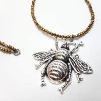 Halskette aus Glasperlen mit XXL Biene Honigbiene Anhänger Farbe gold Glas Perlenkette handgemachte Halskette lang Bild 1