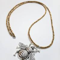 Halskette aus Glasperlen mit XXL Biene Honigbiene Anhänger Farbe gold Glas Perlenkette handgemachte Halskette lang Bild 2