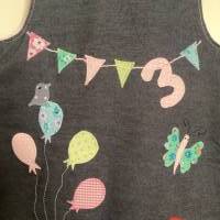 Trägerkleid Jeanskleid Mädchen Geburtstag Applikation benäht Wimpelkette Luftballons Name Zahl ab Gr.80 Bild 2