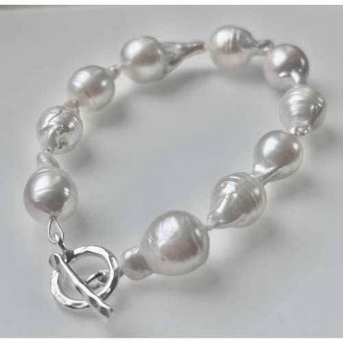 Armband aus strahlenden weißen echten Keshi-Perlen mit Silberschloß