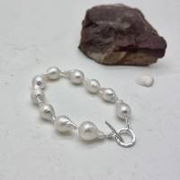 Armband aus strahlenden weißen echten Keshi-Perlen mit Silberschloß Bild 3
