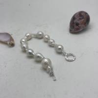 Armband aus strahlenden weißen echten Keshi-Perlen mit Silberschloß Bild 4