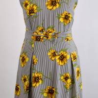 Sommerkleid mit Sonnenblumen als Motiv Bild 2