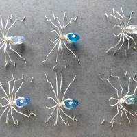 Aludraht Deko Spinnen in verschiedenen Blautöne, Weiß und Grün Bild 1