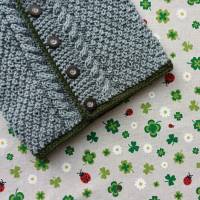 Strickjacke mit Kapuze Größe 80/86 Trachtenjacke grau grün Pullover handgestrickt Zopfmuster Taufkleidung Junge Geschenk Bild 3