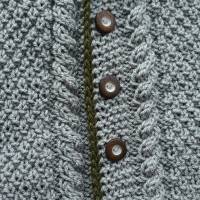 Strickjacke mit Kapuze Größe 80/86 Trachtenjacke grau grün Pullover handgestrickt Zopfmuster Taufkleidung Junge Geschenk Bild 4