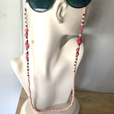 Handgefertigte Brillenkette in den Trendfarben rosa-pink mit stylischen Details
