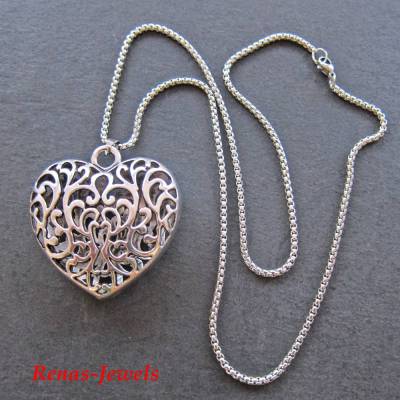 Mittellange silberfarbene Kette mit XXL Herz Anhänger – Herzkette Damen