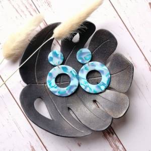 große blaue Ohrringe rund mit Stecker, handgemacht aus Polymer Clay Bild 1