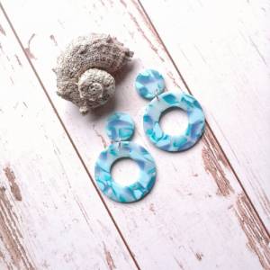 große blaue Ohrringe rund mit Stecker, handgemacht aus Polymer Clay Bild 2