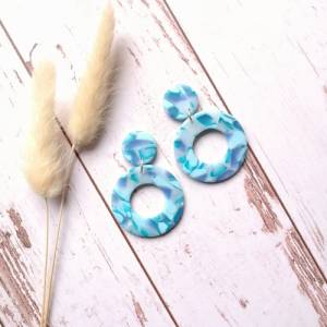 große blaue Ohrringe rund mit Stecker, handgemacht aus Polymer Clay Bild 4