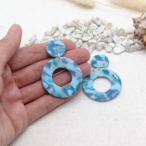 große blaue Ohrringe rund mit Stecker, handgemacht aus Polymer Clay Bild 6