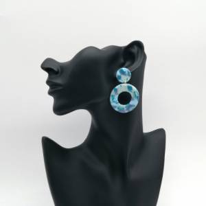 große blaue Ohrringe rund mit Stecker, handgemacht aus Polymer Clay Bild 8