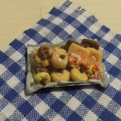 Miniatur Gebäck - Plätzchen auf dem Blech   zur Auswahl  eine von sieben - zur Dekoration oder zum Basteln - Puppenhaus