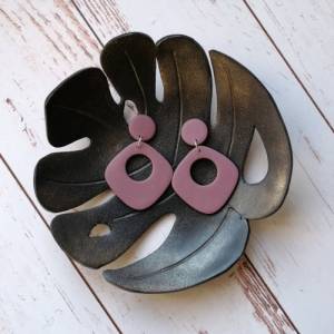 Polymer Clay Ohrringe lila, Ohrringe Mauve, handgefertigter Schmuck aus Deutschland, große Statement Ohrringe hängend Bild 1