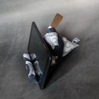 Handykissen / Sitzsack Pyramide SNEAKER - Smartphonestütze, Handyhalterung mit Kirschkernfüllung | RÄUBERKIND Bild 6