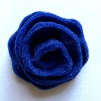 1 Stk. Rose/ Blume, aus samtigem Stoff gewickelt und genäht, in strahlendem Kobaltblau, ca. 4cm. Bild 1