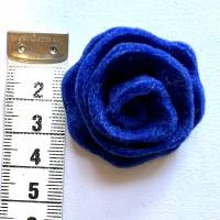 1 Stk. Rose/ Blume, aus samtigem Stoff gewickelt und genäht, in strahlendem Kobaltblau, ca. 4cm. Bild 3